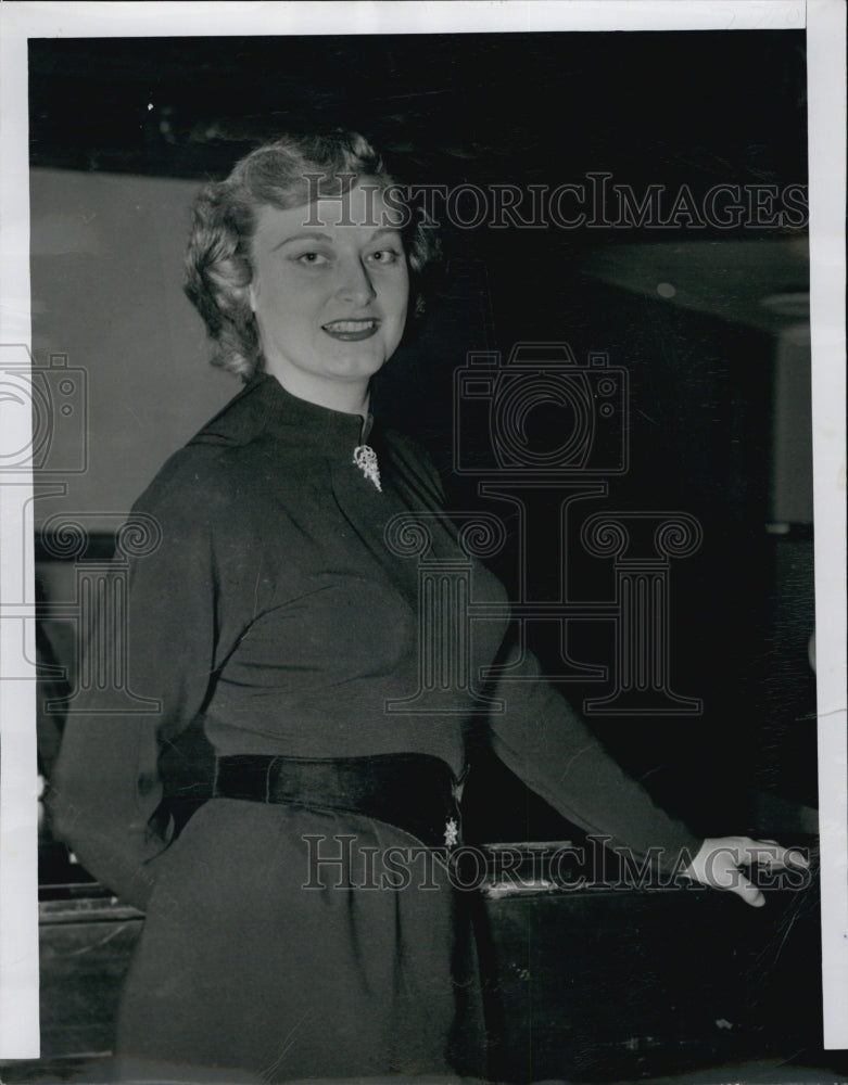 1950 Press Photo Winona Sawyer, Winner of Talent Contest by Retail Clerks Int&#39;l - Historic Images