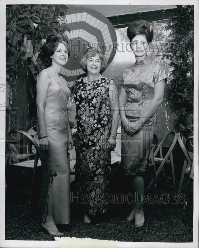 1964 Press Photo David Slater, Mrs. Harry Winokur &amp; Gail Fishman house warming - Historic Images