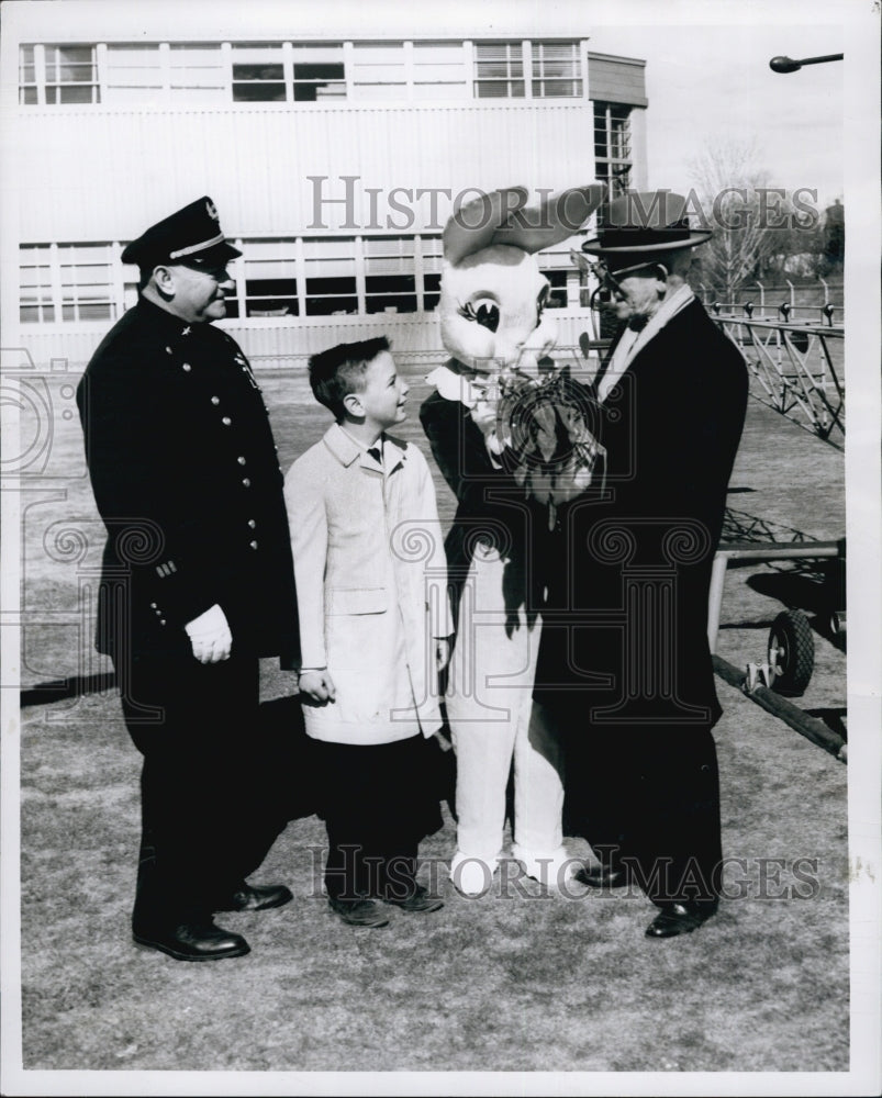 1962 Press Photo Easter Bunny with Mayor Austin B.Rhodes with Lt. Ken Scanlon. - Historic Images