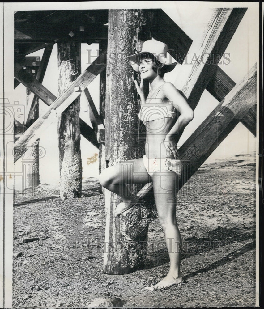 1970 Press Photo Priscilla Laboie Swimsuit Salem Massachusetts Fishermans Beach - Historic Images