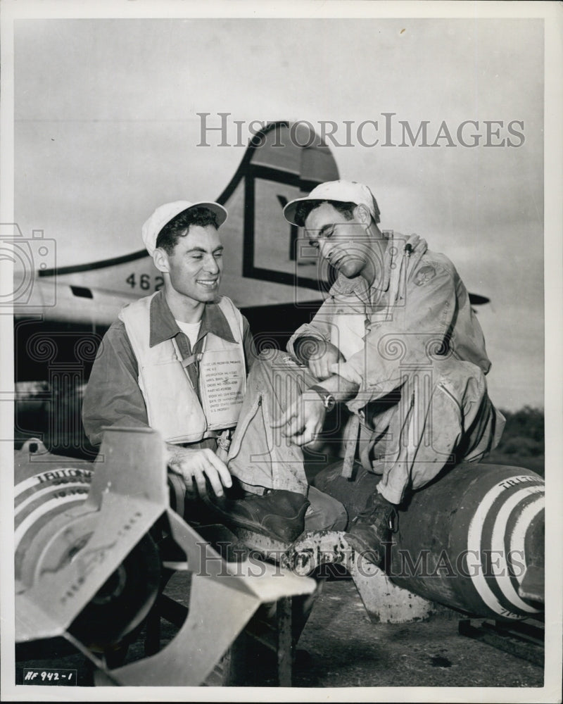 1952 Press Photo Sgt Joseph Burke &amp; Frank Lafota of Air Force - Historic Images