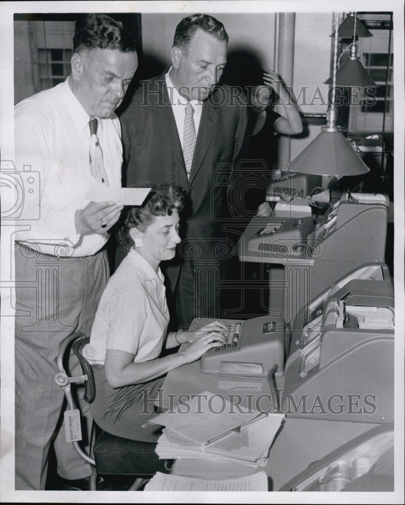 1958 Press Photo Capt. William Hogan, Commissioner Leo J. Sullivan &amp; Ellen Lyons - Historic Images