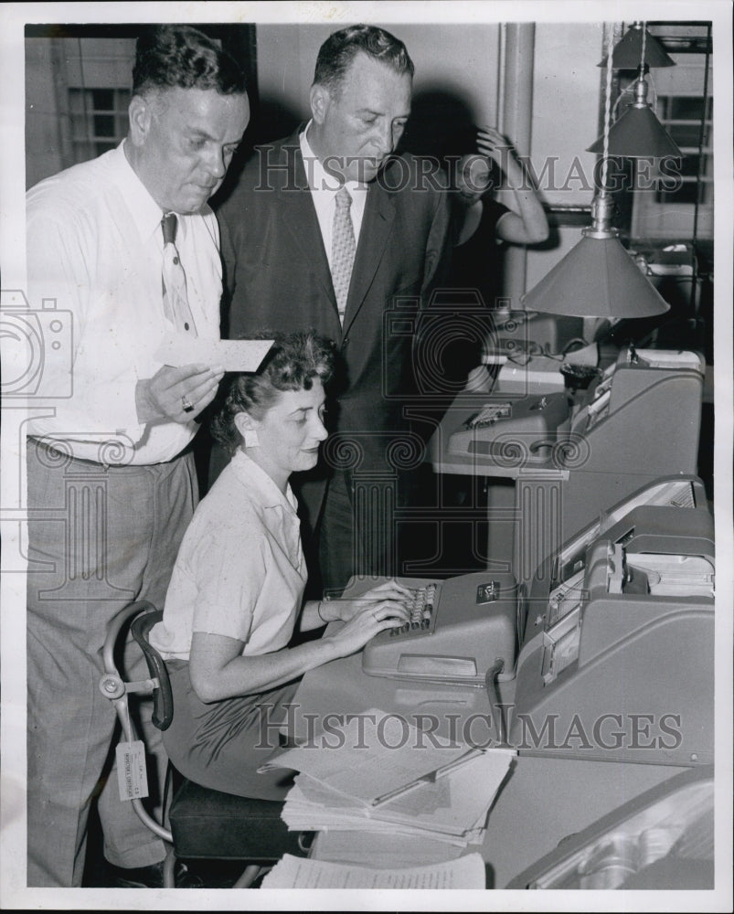 1958 Press Photo Capt. William Hogan, Commissioner Leo J. Sullivan & Ellen Lyons - Historic Images