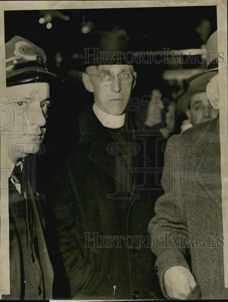 1952 Press Photo Reverend John Hogan Assists Women Boston Apartment Fire - Historic Images