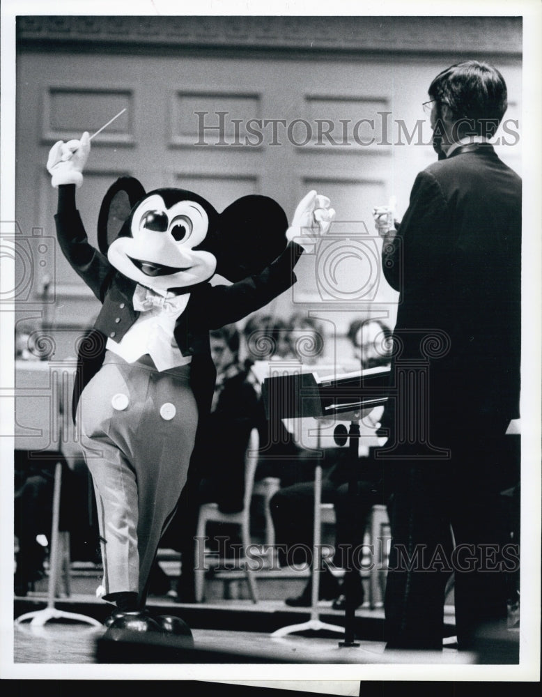 Press Photo Micky Mouse Conducts &quot;Orchestra&quot; - Historic Images