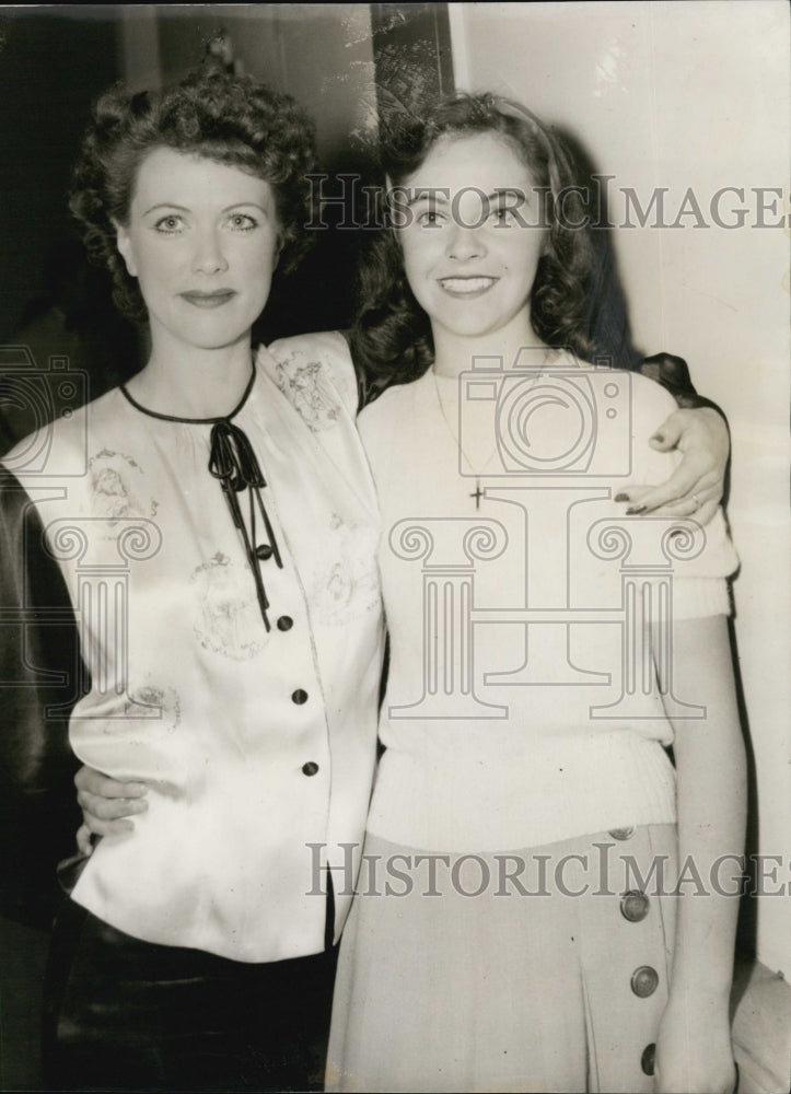 1949 Press Photo Actress/dancer Eleanor Powell with Junior student Joan Kerwin. - Historic Images