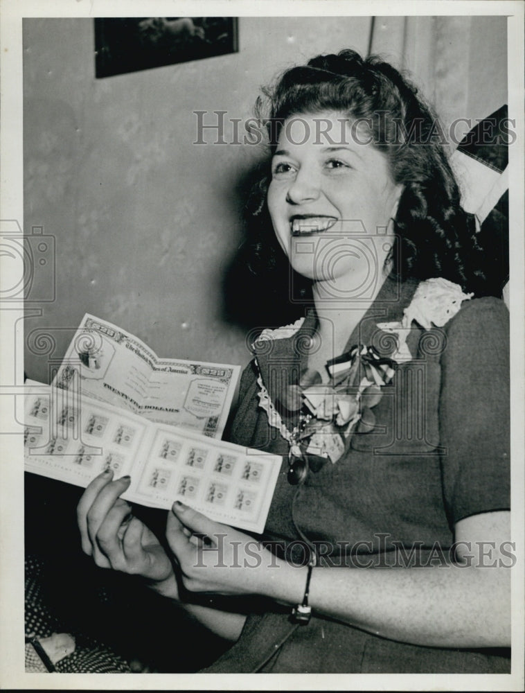 1942 Mrs.Timothy  J. Costgrove displayed a 25$ bill.-Historic Images