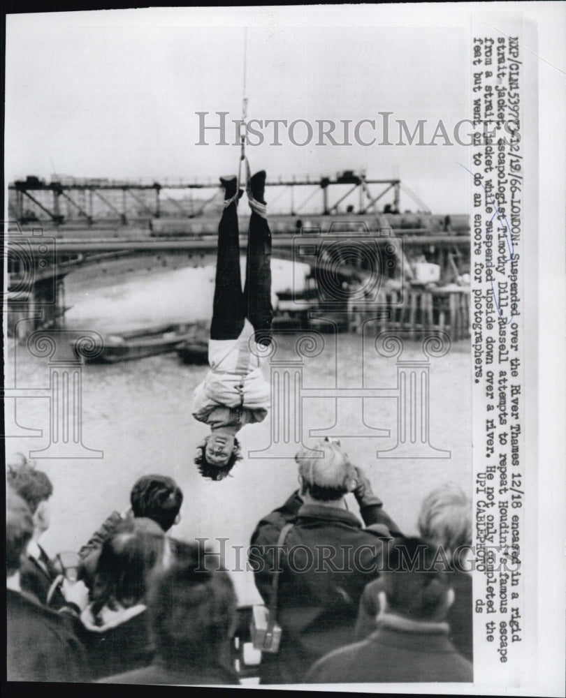 1966 Suspended over River Thames escapologist Timothy Dill-Russell-Historic Images