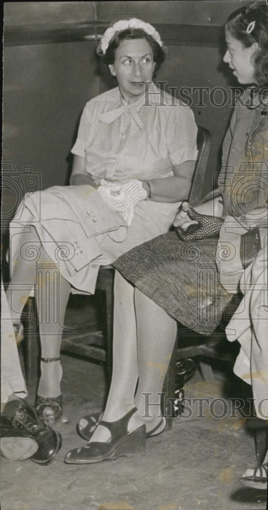 1955 Press Photo Dr Gertrude Rothman collapses in courthouse - Historic Images