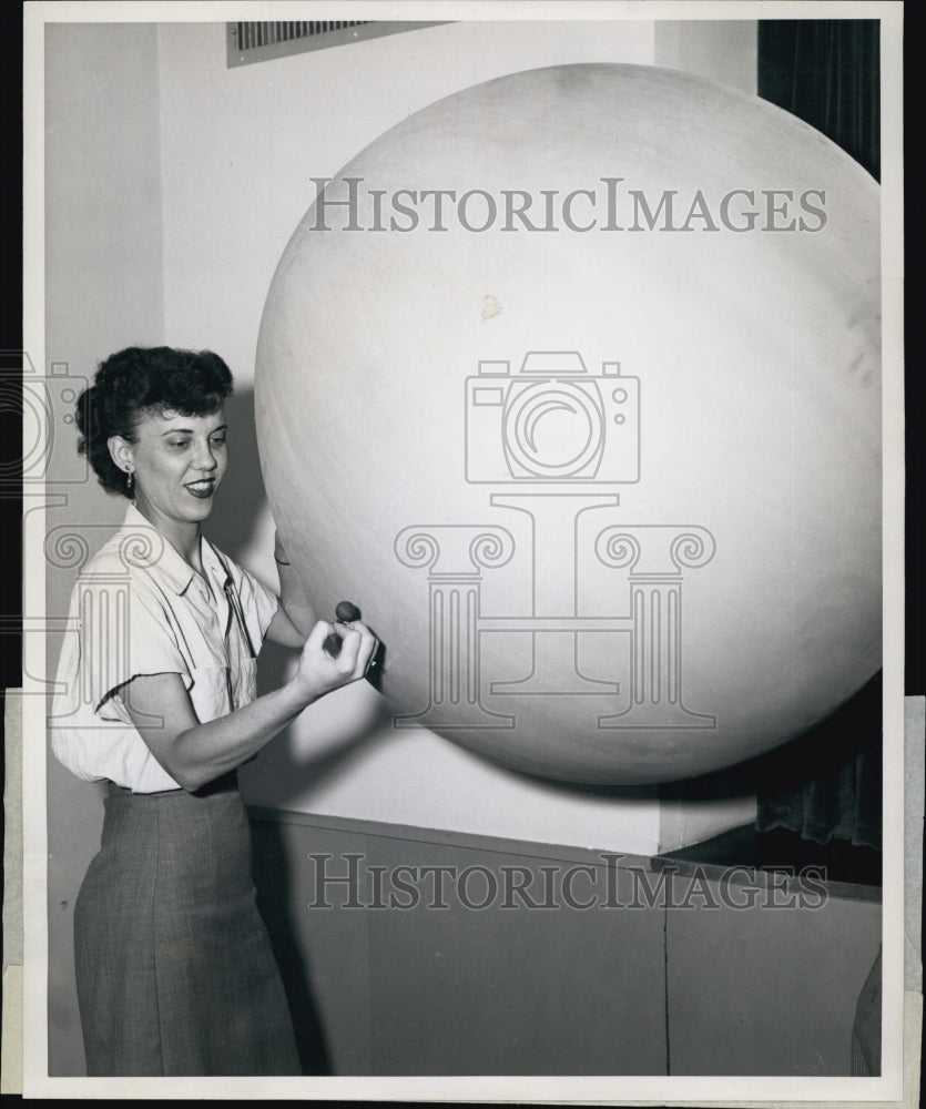 1951 Helen Sletten of the Museum of Science in Boston-Historic Images