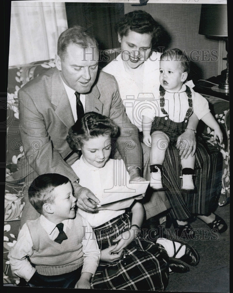 1954 Press Photo Patrolman James Sweeney, wife Marjorie, &amp; children Janis, John - Historic Images