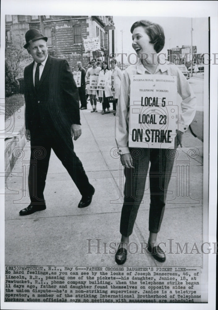 1968 Press Photo Joseph Dansereau Daughter Janice Telephone Workers Strike - Historic Images