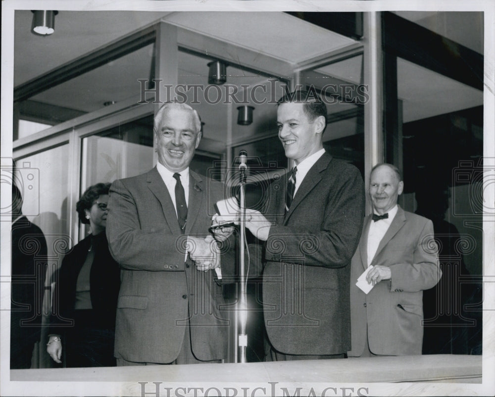 1962 Press Photo Vincent Vappi and Leonard Raymond of Dickie Raymond Company - Historic Images