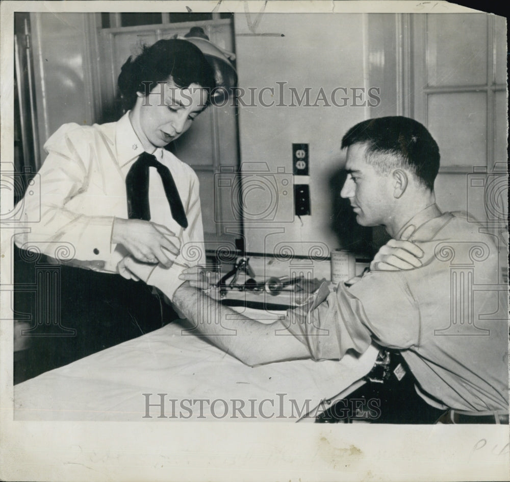 1950 Press Photo Lt. Comdr. Bernice Walters on Hospital Ship Consolation - Historic Images