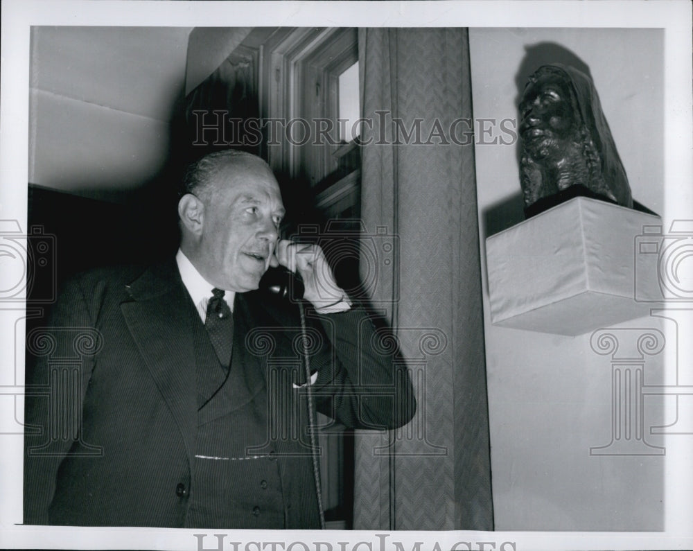 1954 Oliver Lyttelton, Britain's Colonial Sec.,eyes on the sculptor.-Historic Images