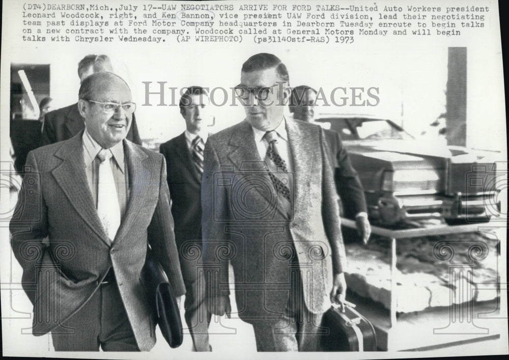 1973 Press Photo Leonard Woodcock and Ken Bannon of Ford Motor Company - Historic Images