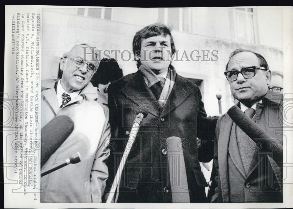 1974 Press Photo  Bernard Barker & Eugenio Martinez & Lawyer Daniel Schultz - Historic Images