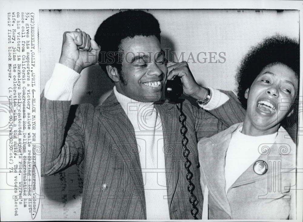 1971 Black Mayor for Berkeley CA Warren Widener with victory salute-Historic Images