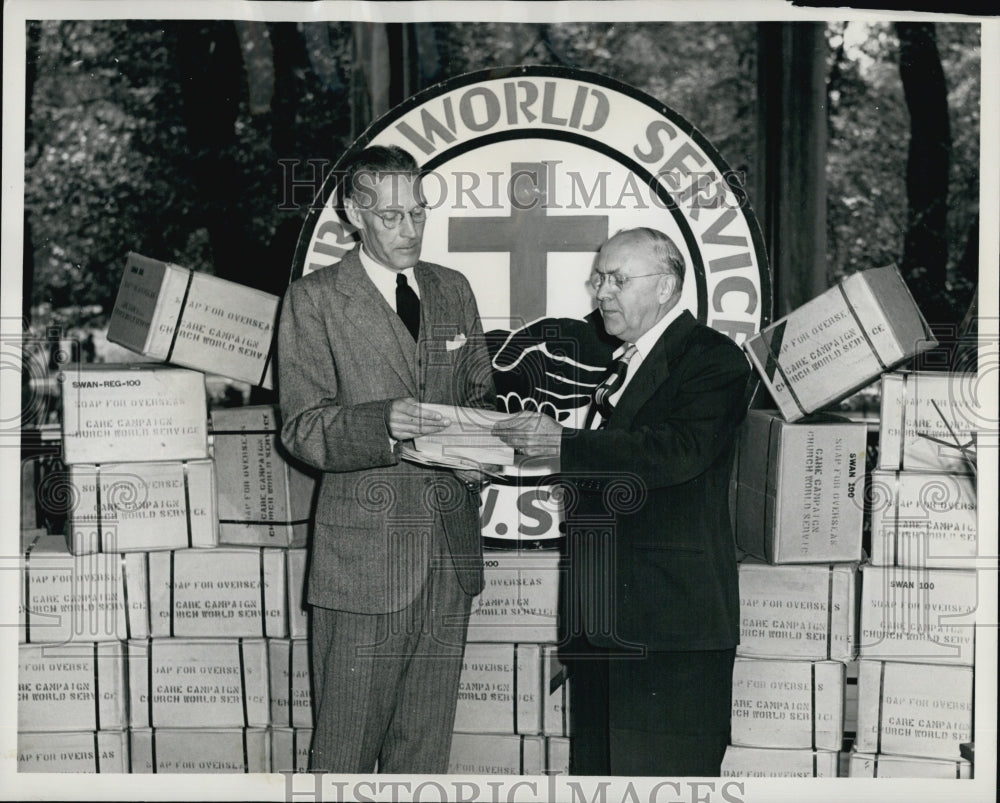 1949 Dr Charles Osborn of Church World Service &amp; Malcolm Leete &amp;Soap-Historic Images