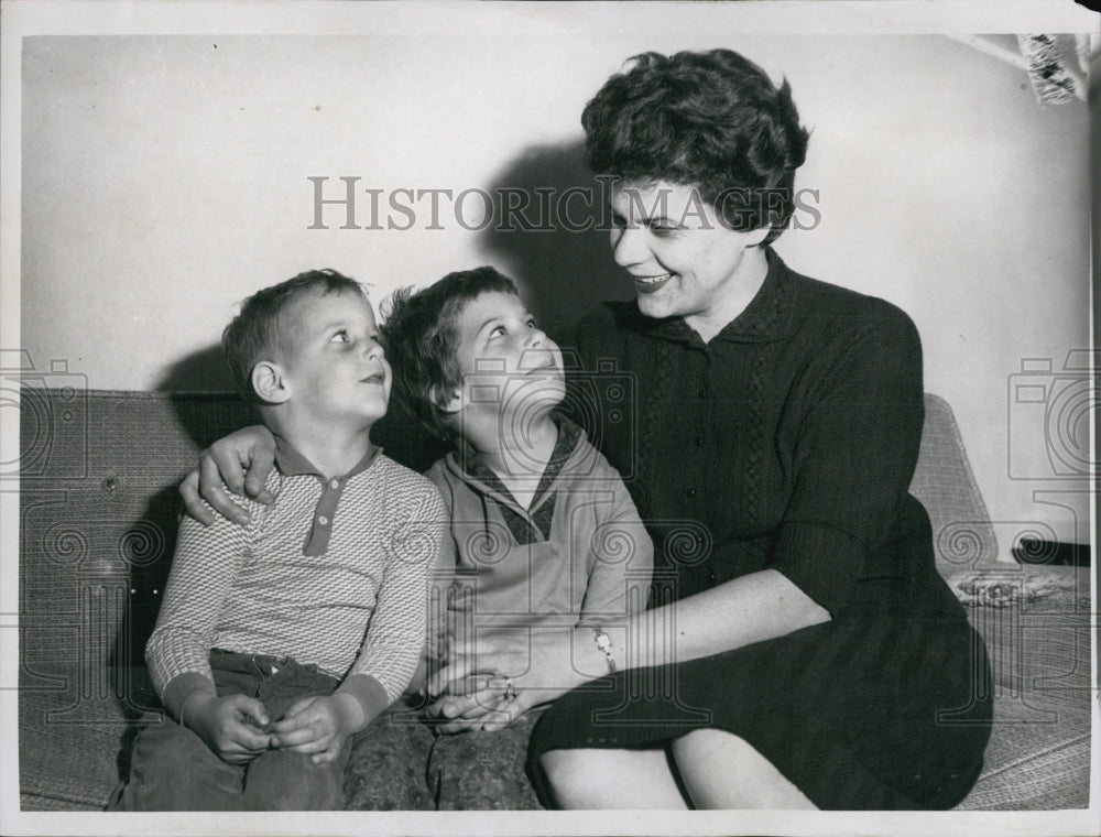 1963 Mrs Bosil Hewitt & Children the Day Husband Declared Missing-Historic Images