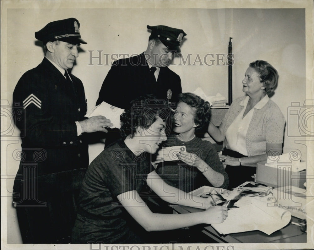 1959 Mary Dembro, Ceil Hanlon, Lilian Evans w/ Sgt. Chester Nadworny-Historic Images