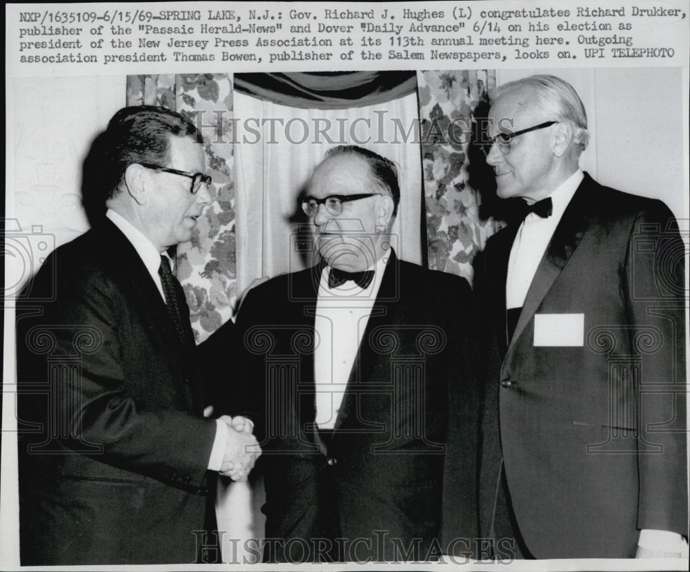 1969 Gov. Richard Hughes congratulates Publisher Richard Drukker-Historic Images