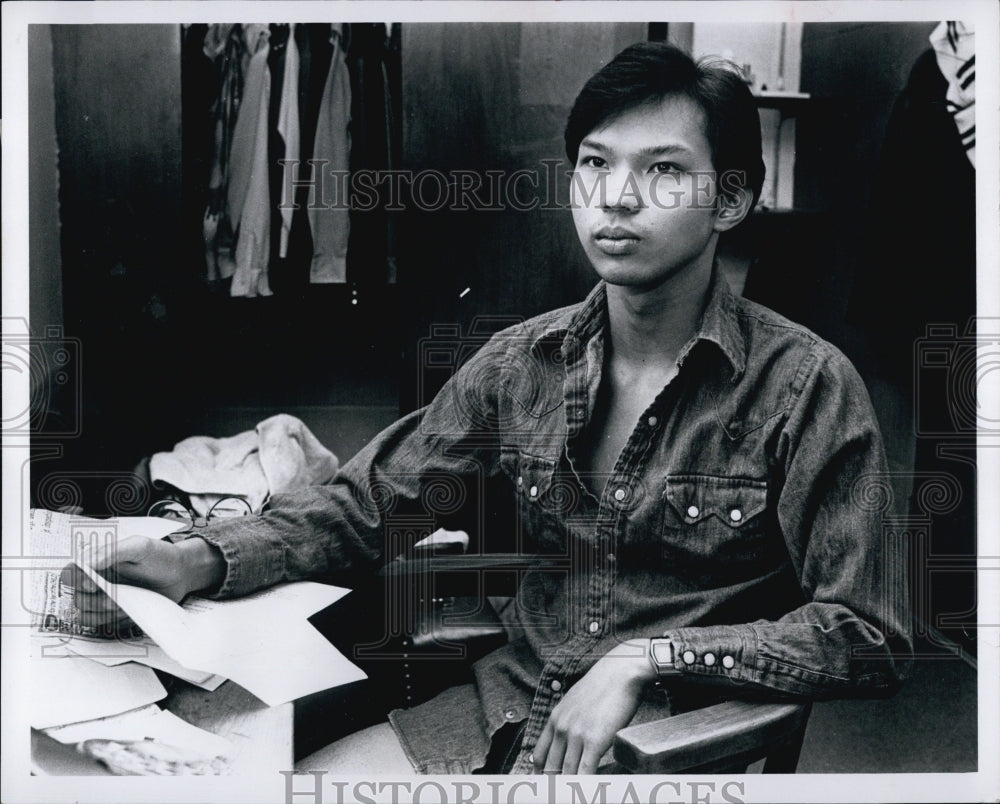 1980 Eduardo Olaguer, Filipino tells American of his Prisoner dad.-Historic Images