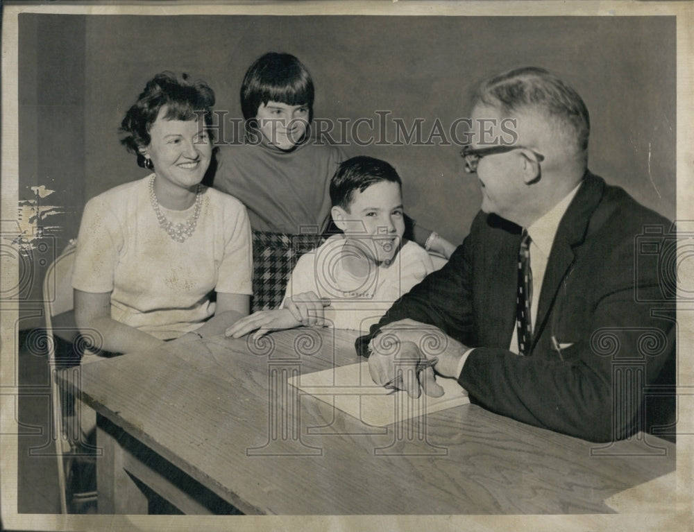 1969 Mrs George Mayo & Children with Social Worker John McGuire-Historic Images