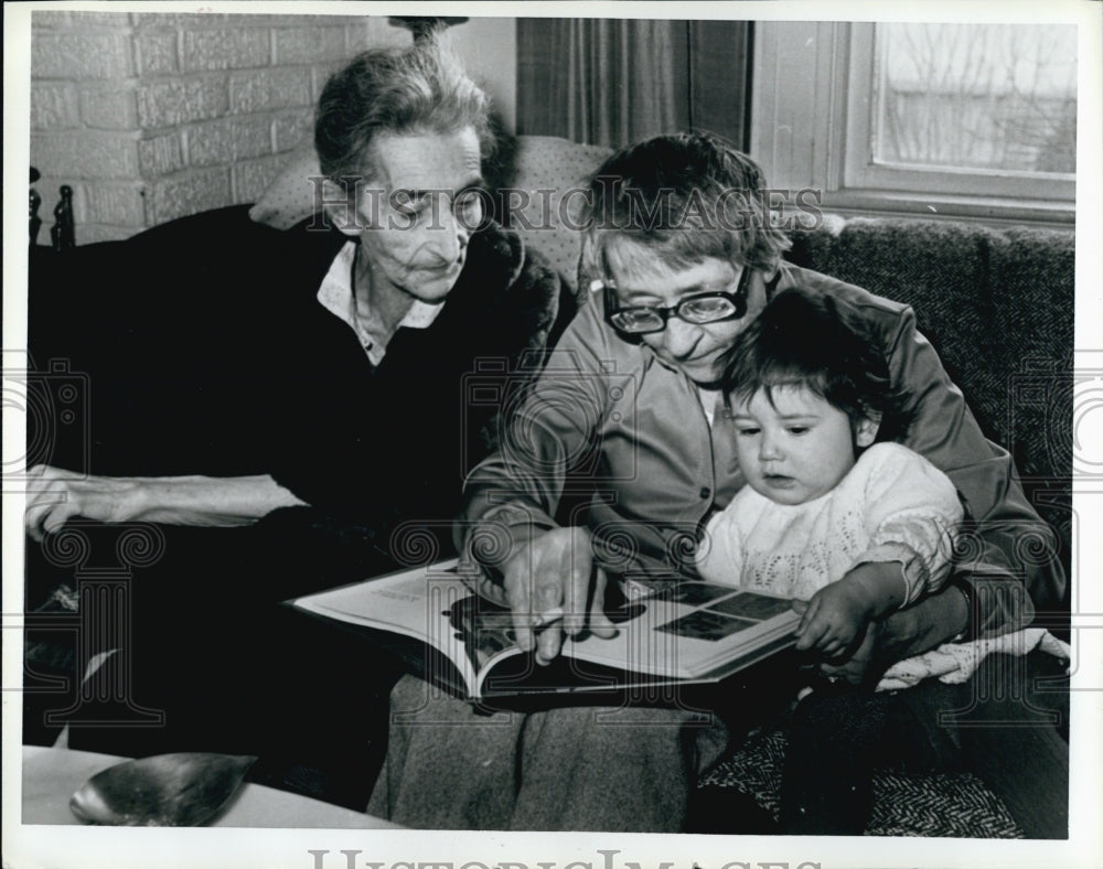 1984 Ruth Bonner Natalie Geese play with Sasha Semyonov friends-Historic Images