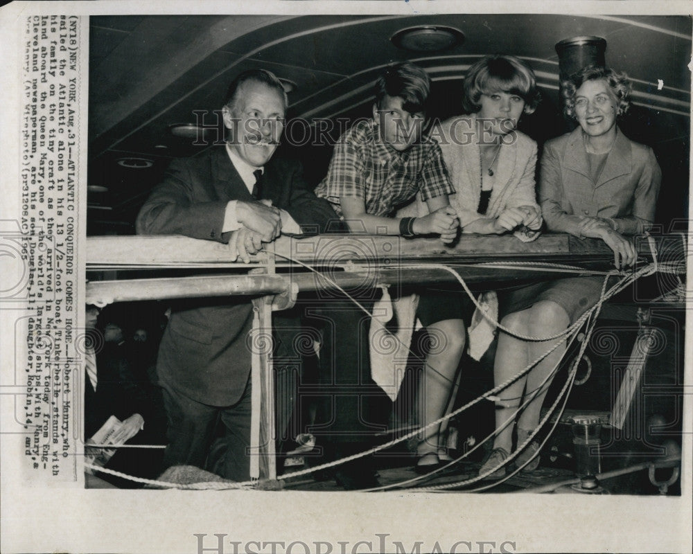 1965 Press Photo Robert Manry and his family after his Atlantic sail - Historic Images