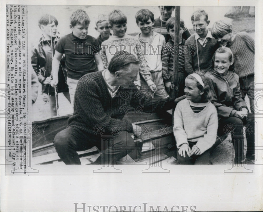 1965 Press Photo Robert Henry Finishes Solo Voyage From US To England In 13ft - Historic Images