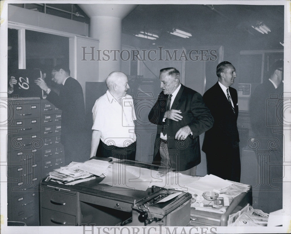 1963 Press Photo Paul Rickart of Sporting News &amp; Casey Stengel - Historic Images