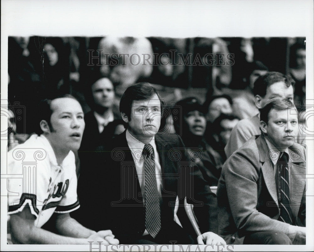 Press Photo Dick Motta Watches His Team - Historic Images