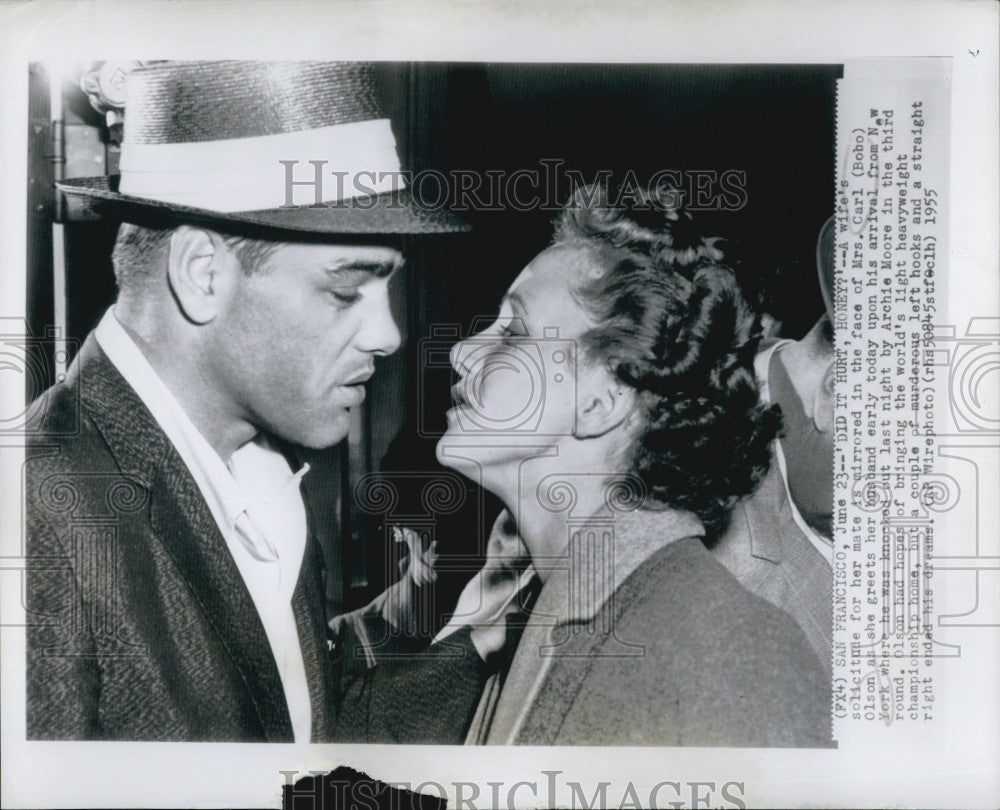 1955 Press Photo Boxer Carl (Bobo) Olson and his wife - Historic Images