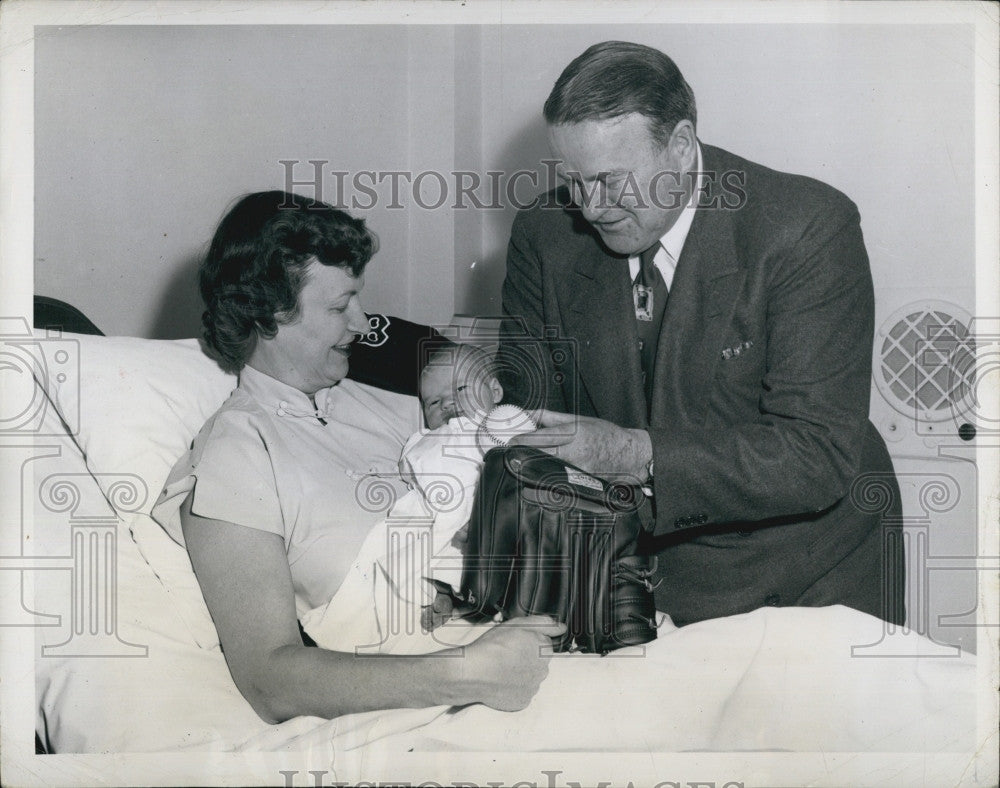 1957 Press Photo Red Sox manager Joe Cronin and wife &amp; new baby Kevin James - Historic Images