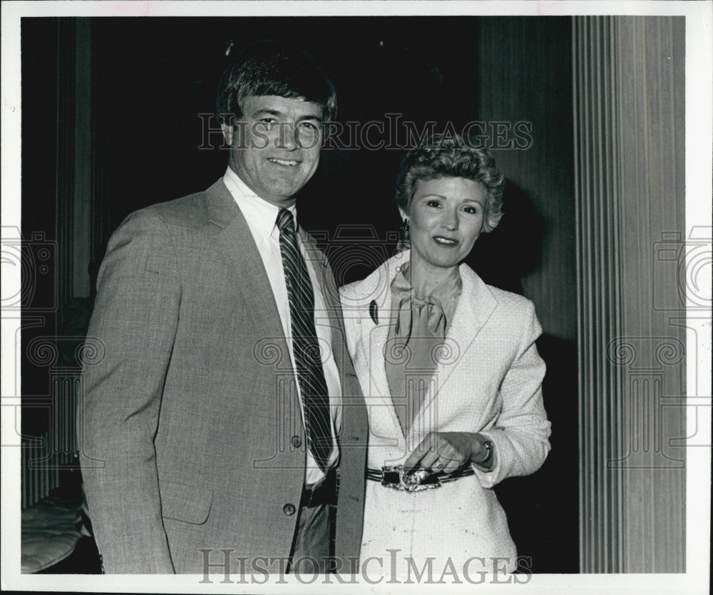 1981 Press Photo Denver Broncos Football Head Coach Dan Reeves And His Wife - Historic Images