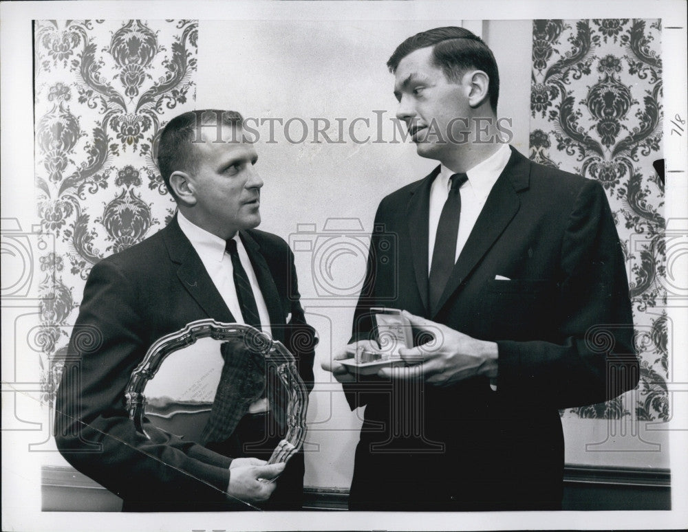 1963 Press Photo Bob Mackinnon &amp; Bill Bradley at Coach of the Year awards - Historic Images