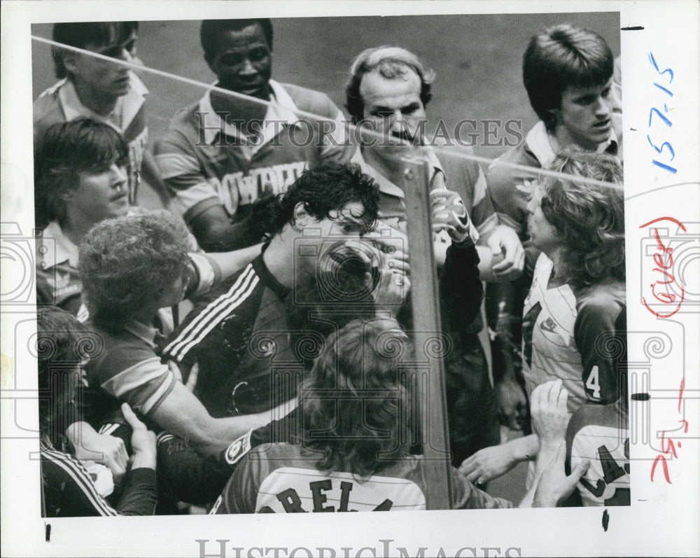 1984 Press Photo Tulsa Goalie Winston DuBose in a fracas - Historic Images