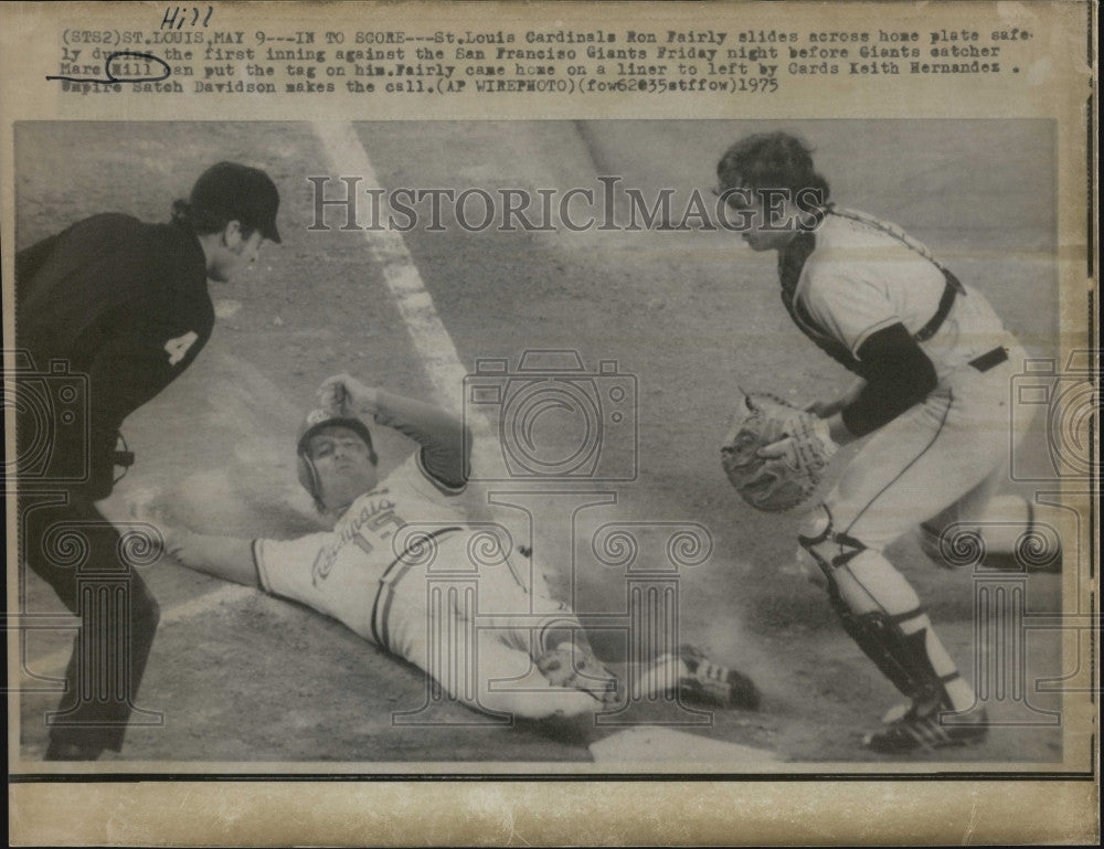 1975 Press Photo St Louis Card Ron Fairly vs San Fran Giant M Hill - Historic Images