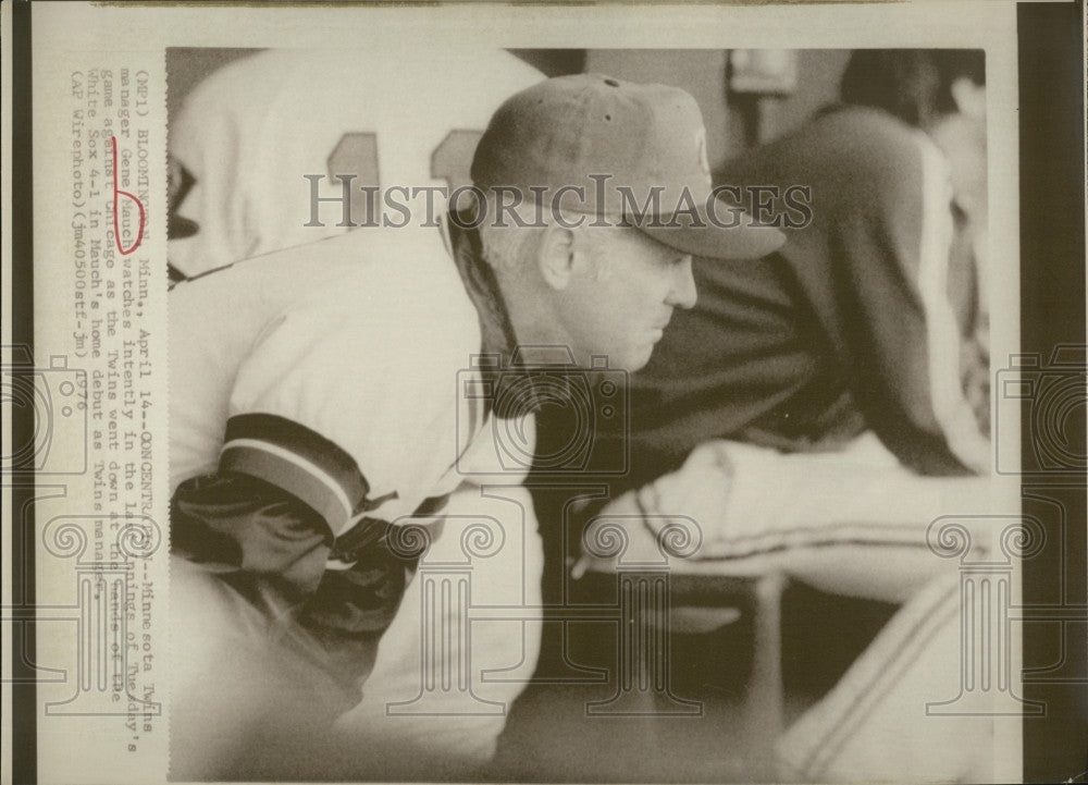 1976 Press Photo Minnesota Twins Manager Gene Mauch Watching Game