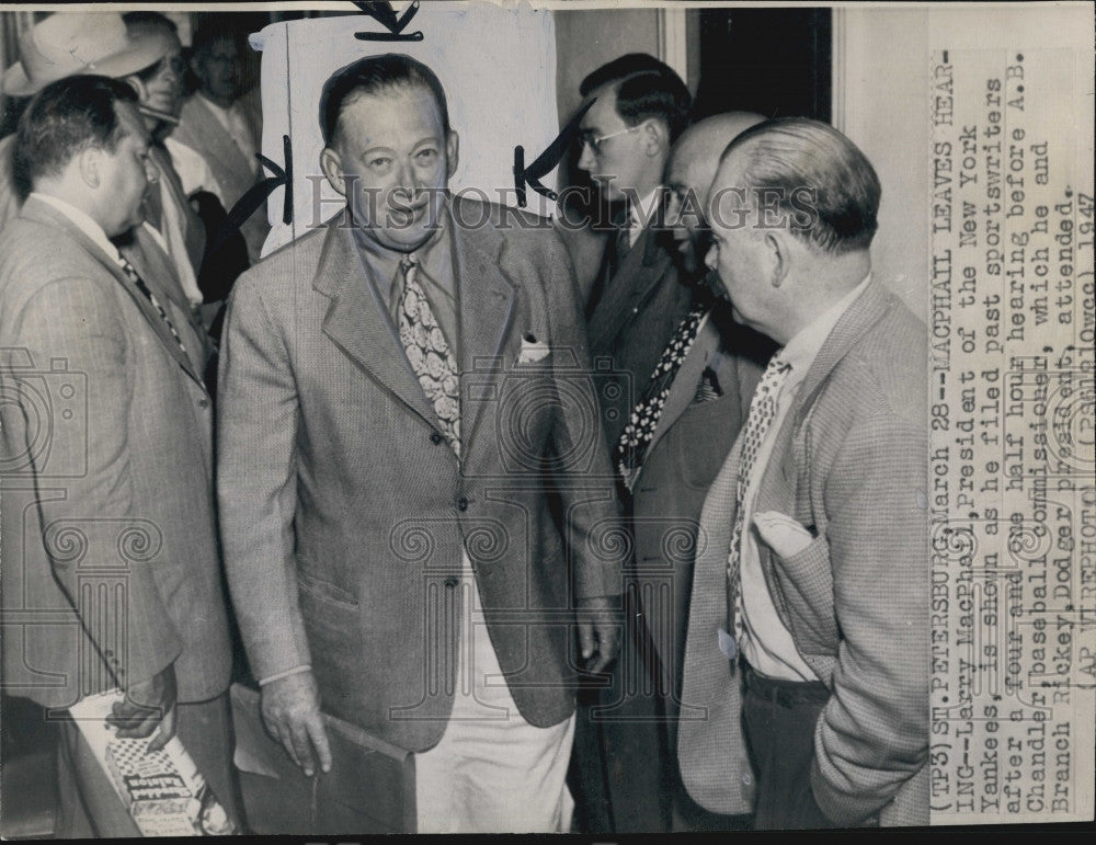 1947 Press Photo Pres of NY Yankees, L MacPhail and sportswriters - Historic Images