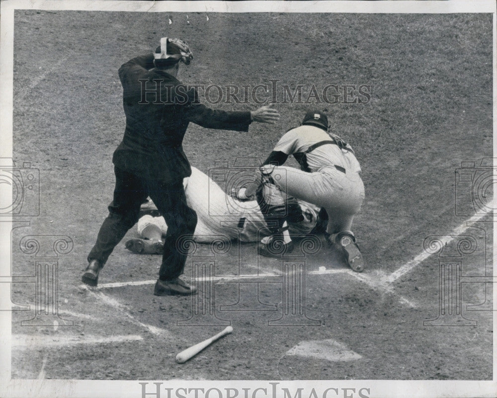 1969 Press Photo Glenn Beckert Hit By A Pitched Ball - Historic Images