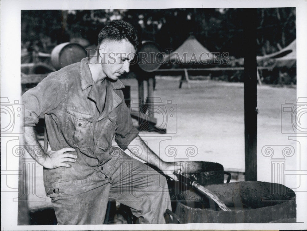 1944 Press Photo Tennis Star Byron Bitsy Grant Army Air Force New Guinea Base KP - Historic Images