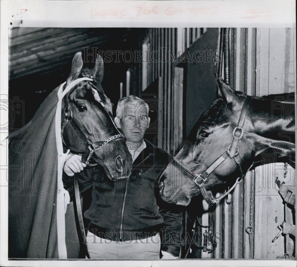 1962 Press Photo Baltimore Crimson Satan Roman Line Horses Preakness Handler - Historic Images