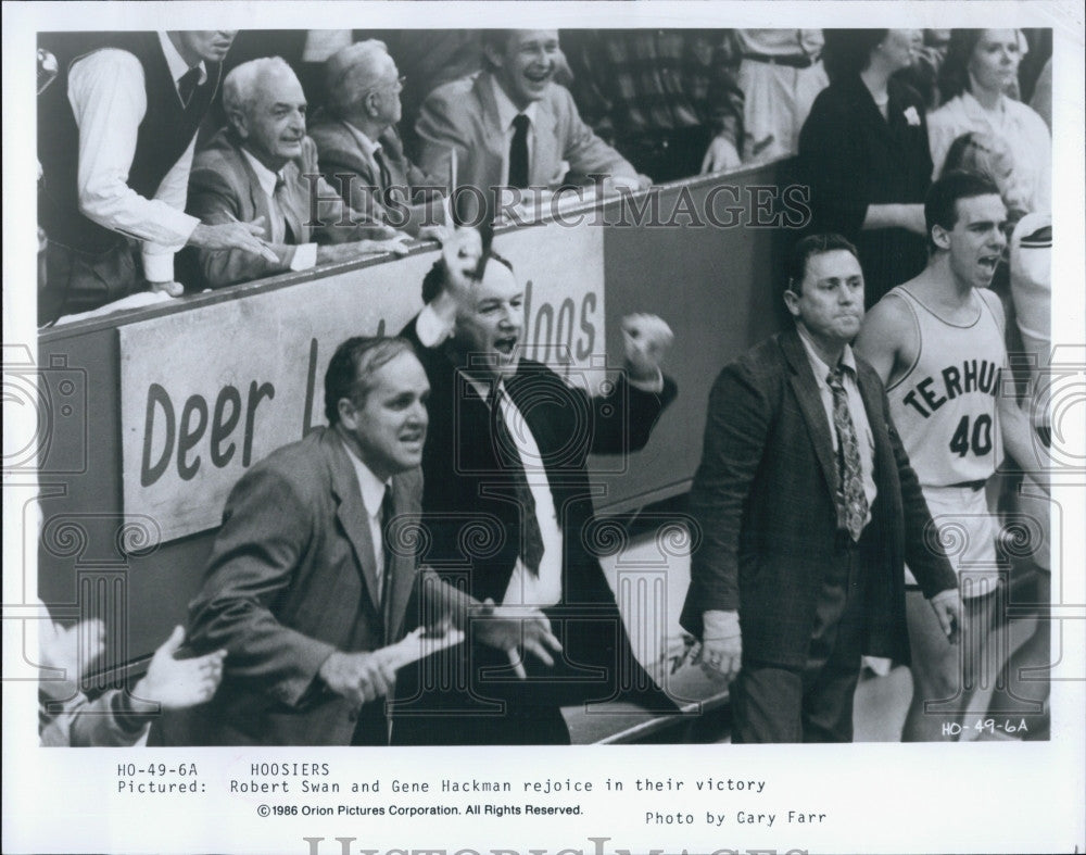 1986 Press Photo Actor Gene Hackman &amp; Robert Swan at basketball game - Historic Images