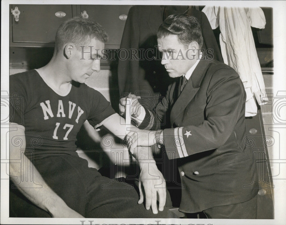 1943 Press Photo Lieutenant Roland Doc Logan Trainer Navy&#39;s North Caroline - Historic Images