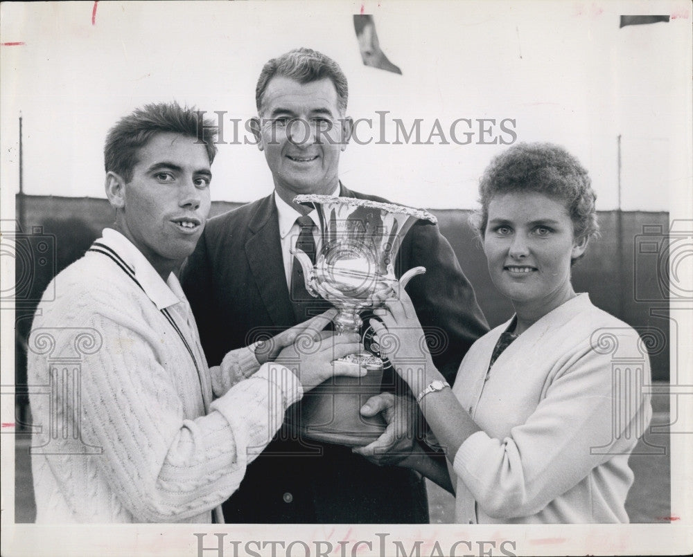 1963 Press Photo Manuel Sanatan &amp; Leslie Turner with Turville Trophy of Tennis - Historic Images