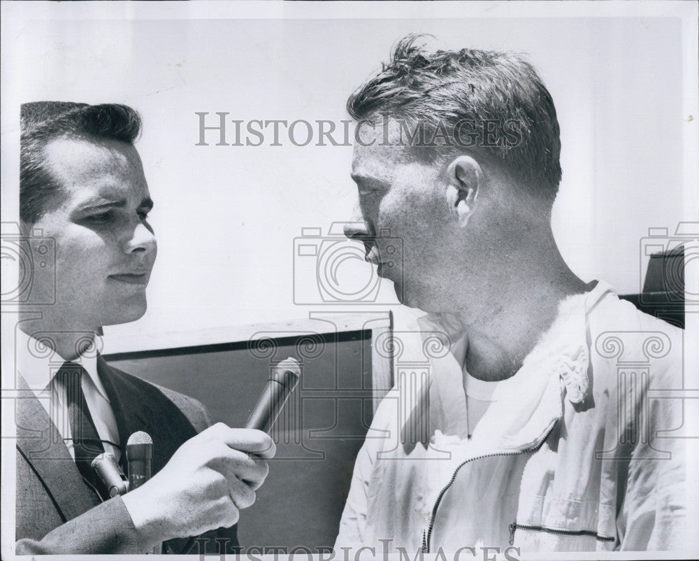 1960 Press Photo Boat Racer Don Watson Speaks With Reporter - Historic Images