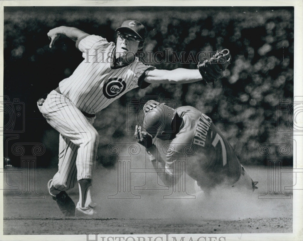 1983 Press Photo Cubs Shortstop Strains For Ball As Hubie Brooks Steals 2nd - Historic Images