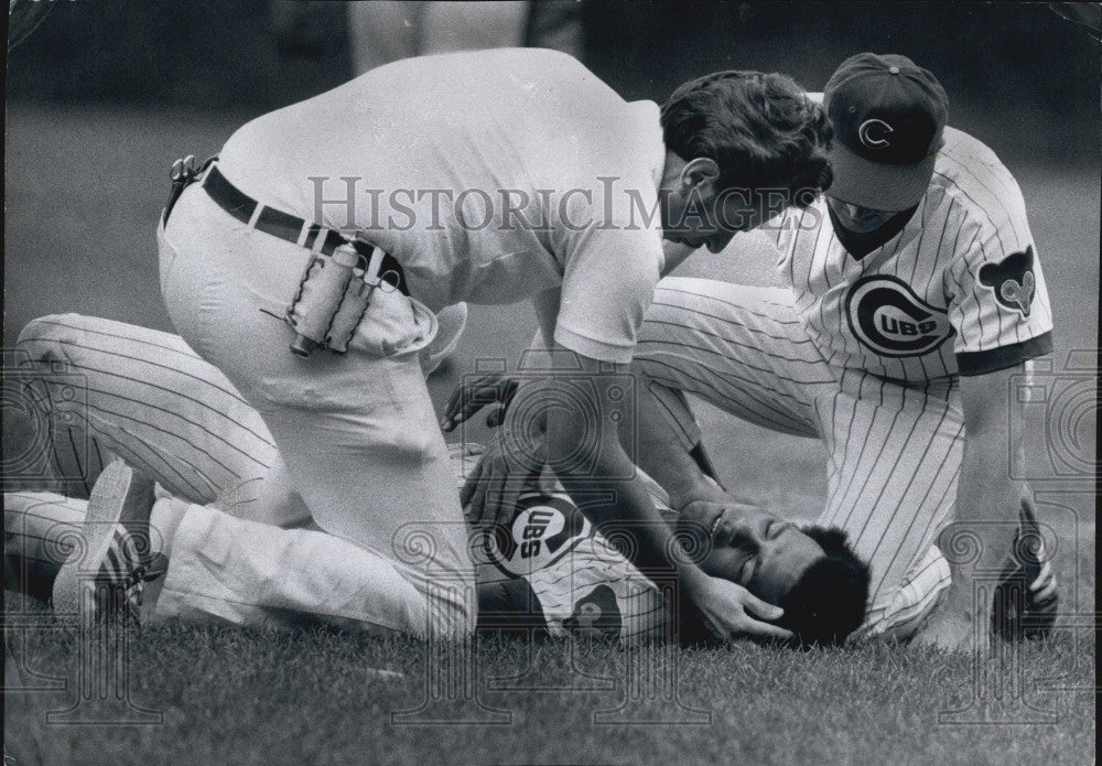 1974 Press Photo Andre Thornton Receives Concussion after Colliding with Umpire - Historic Images